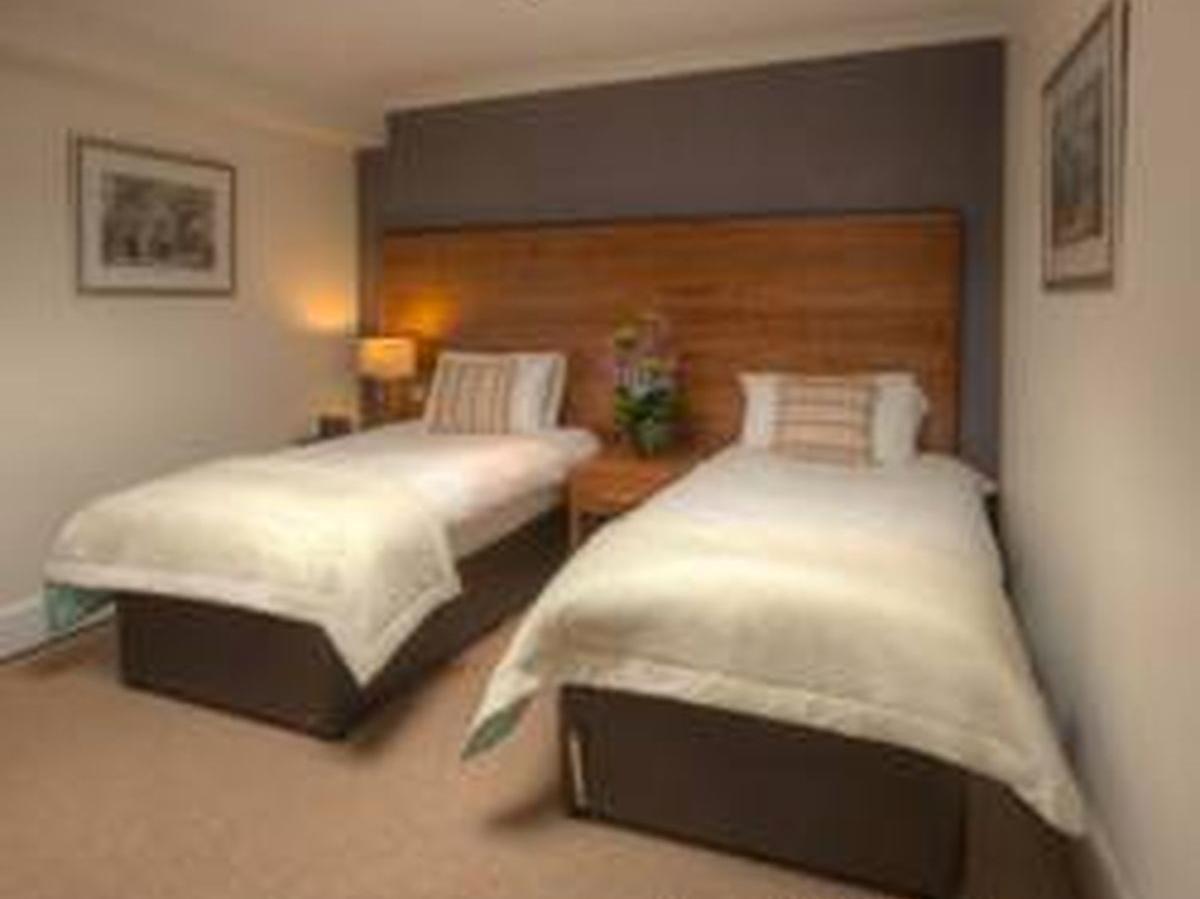 The Boleyn Hotel Стейнс Экстерьер фото