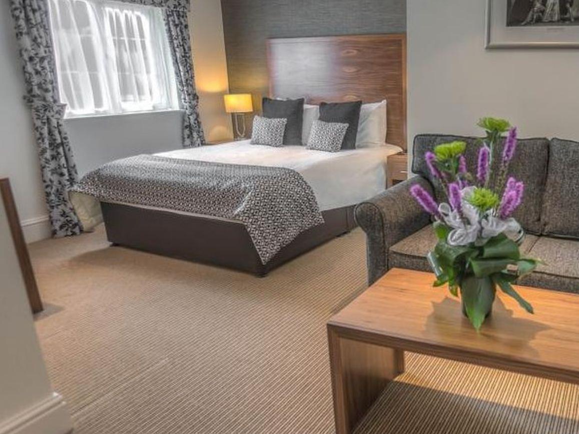 The Boleyn Hotel Стейнс Экстерьер фото