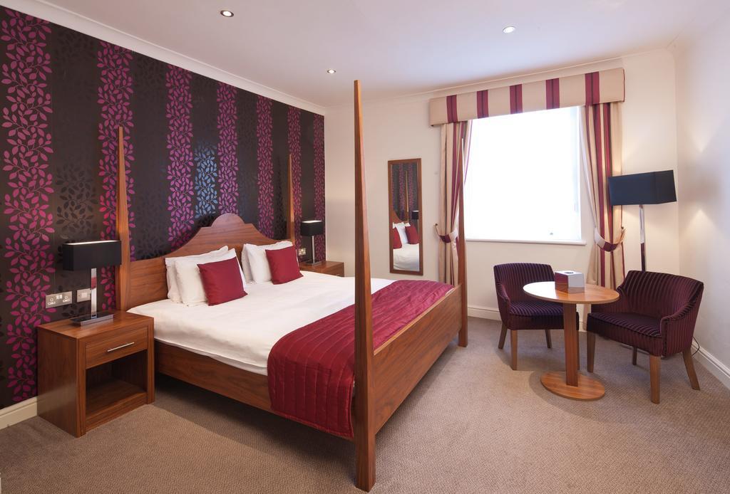 The Boleyn Hotel Стейнс Экстерьер фото