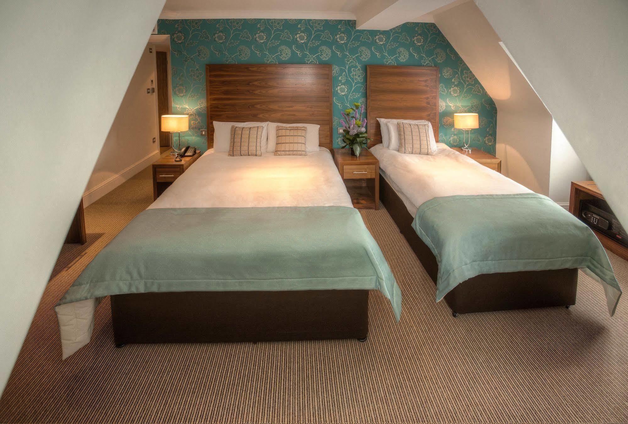 The Boleyn Hotel Стейнс Экстерьер фото