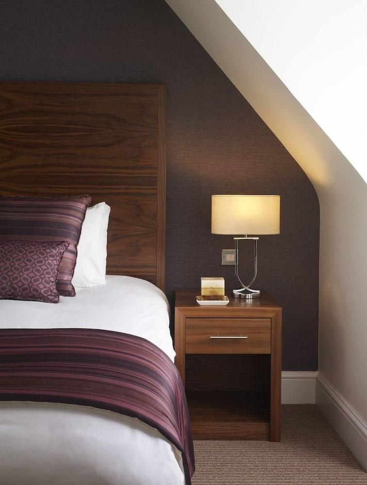 The Boleyn Hotel Стейнс Экстерьер фото