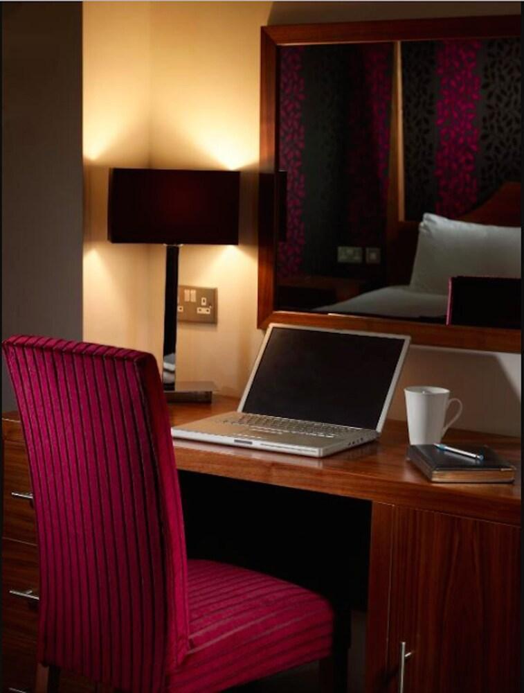 The Boleyn Hotel Стейнс Экстерьер фото